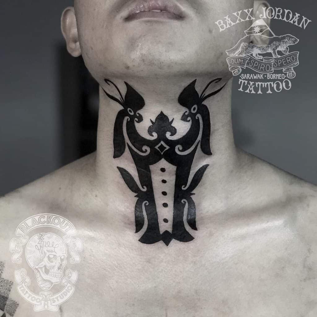 Tatuaje de Dayak en el cuello