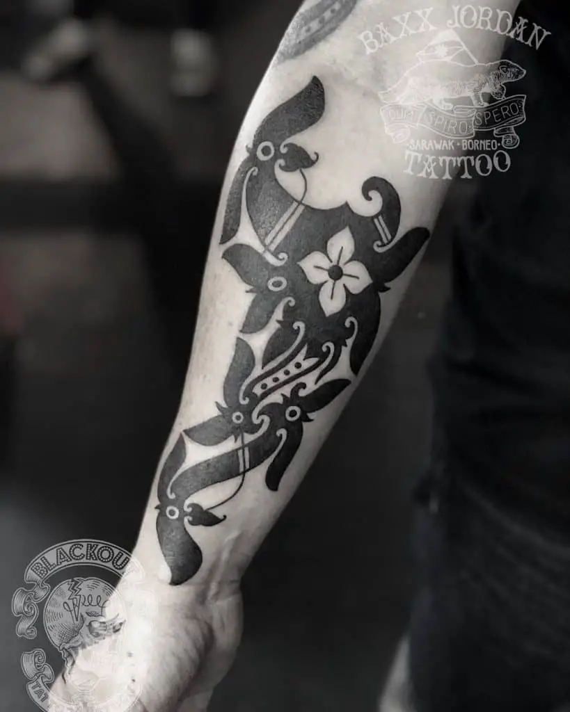 Tatuaje de Dayak en el antebrazo