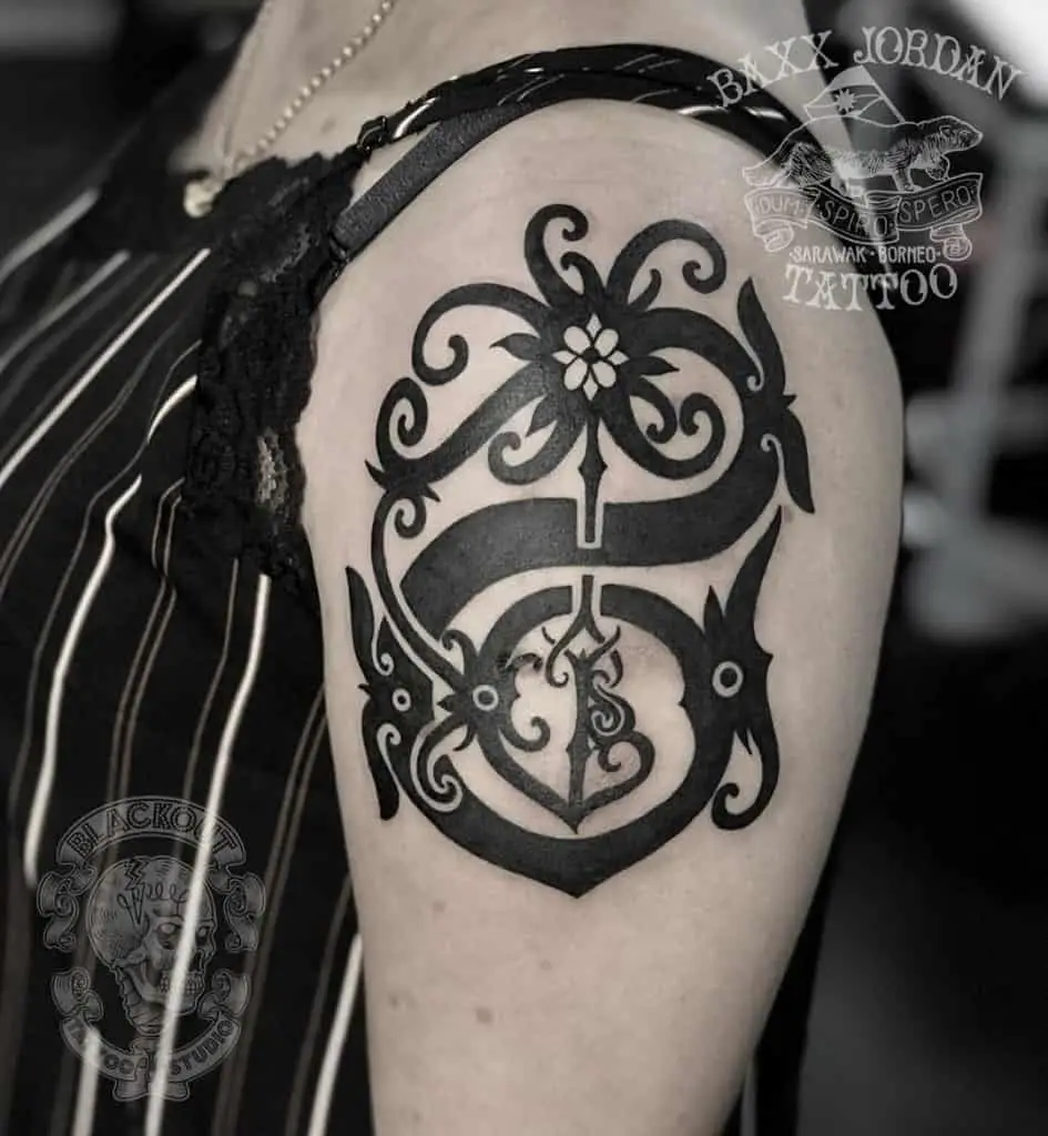 Tatuaje de Dayak en el brazo
