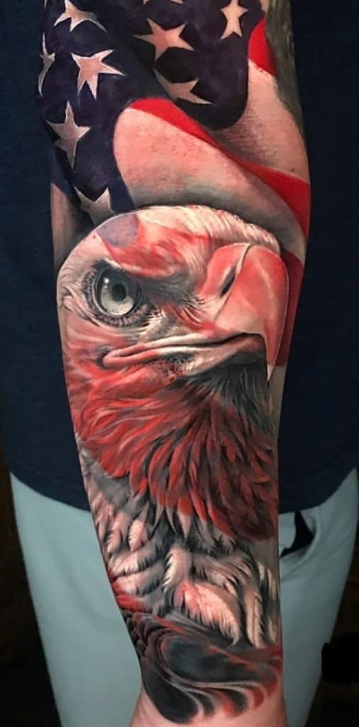 Bandera americana y tatuaje de águila calva