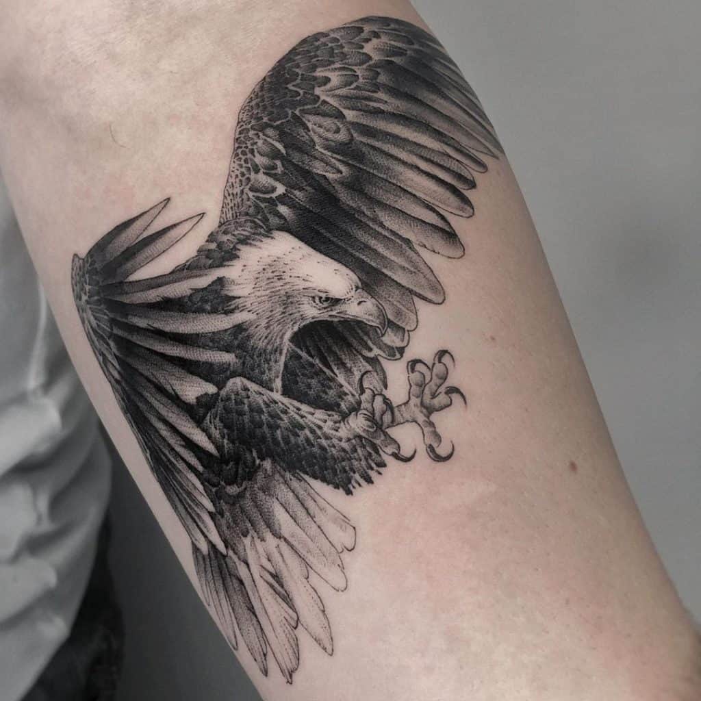 Tatuaje de águila calva en el antebrazo 
