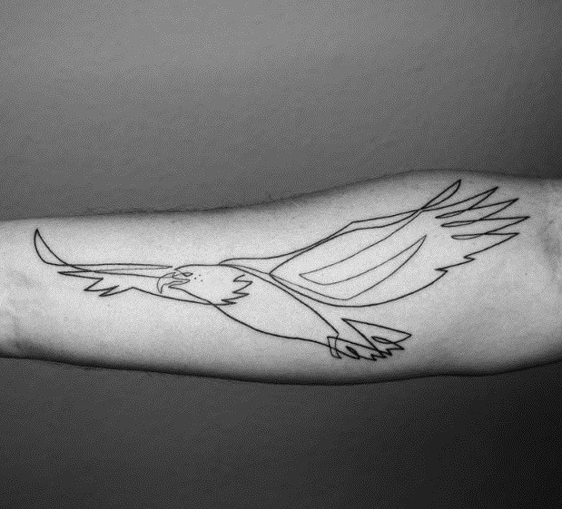 Tatuaje de águila calva en el antebrazo 