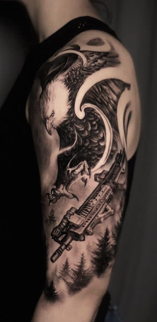 Tatuaje de águila calva en el brazo