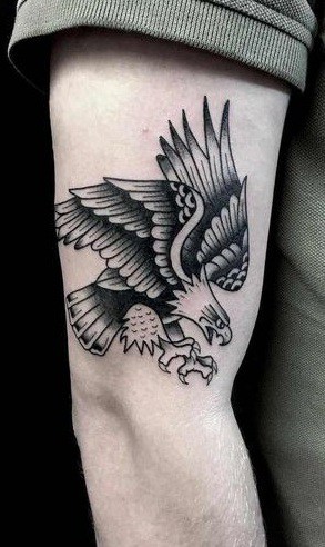 Tatuaje de águila calva en el brazo