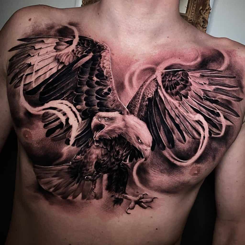 Tatuaje de águila calva en el pecho
