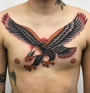 Tatuaje de águila calva en el pecho