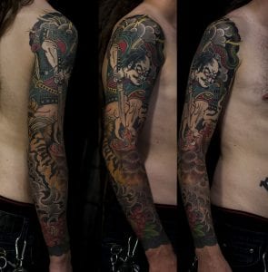 Tatuaje Nue de manga en el brazo