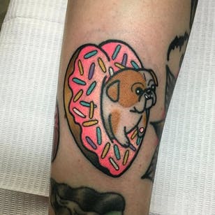 Tatuaje de rosquilla de Christina Hock.  #ChristinaHock #DolorosaTattooCo #donut #pug #dog #kawaii #dulce