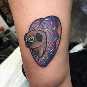 Tatuaje de rosquilla de Christina Hock.  #ChristinaHock #DolorosaTattooCo #donut #pug #dog #kawaii #dulce