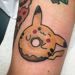 Tatuaje de rosquilla de Christina Hock.  #ChristinaHock #DolorosaTattooCo #donut #pikachu #pokemon