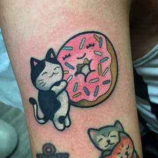 Tatuaje de rosquilla de Christina Hock.  #ChristinaHock #DolorosaTattooCo #donut #killing #cat #kawaii #sweet