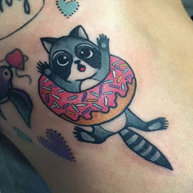 Tatuaje de rosquilla de Christina Hock.  #ChristinaHock #DolorosaTattooCo #donut #racoon