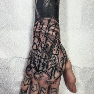 Tatuaje de la mano de letras 'The end is near' de Anrijs Straume.  # letras # redacción # gris diente negro # trabajo negro #AnrijsStraume