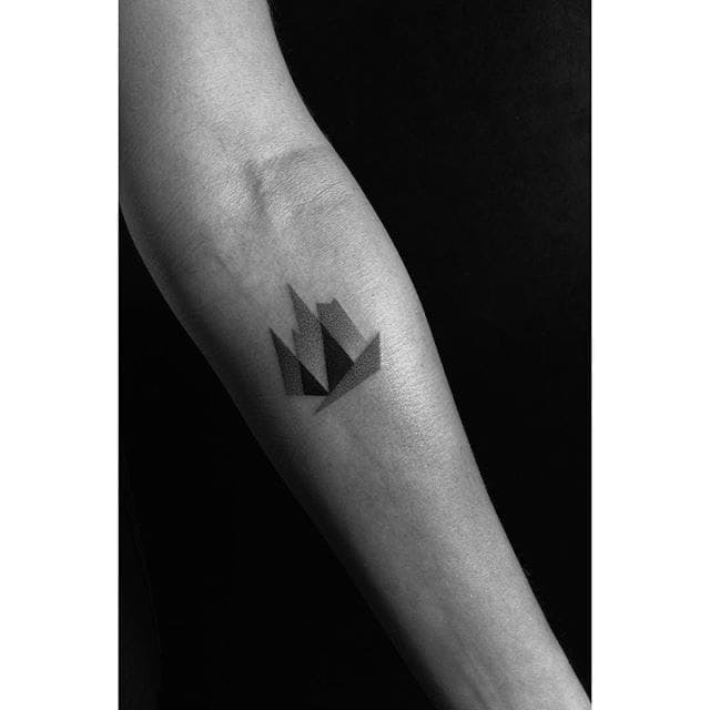 Tatuaje de puntillismo de Pawel Indulski.  #PawelIndulski #puntillismo #dotwork #geometrisk #negativrum #bjerg #semabstrakt #minimalisme