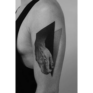 Tatuaje de puntillismo de Pawel Indulski.  #PawelIndulski #puntillismo #trabajo de puntos #geométrico #espacio negativo #mano