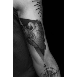 Tatuaje de puntillismo de Pawel Indulski.  #PawelIndulski #puntillismo #trabajo de puntos #geométrico # espacio negativo # cisne
