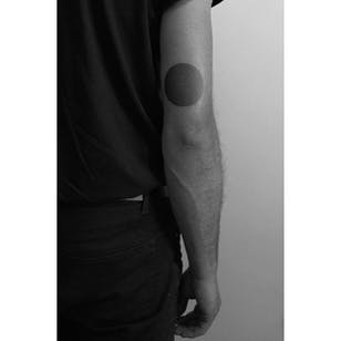 Tatuaje de puntillismo de Pawel Indulski.  #PawelIndulski #puntillismo #trabajo de puntos #geométrico #espacio negativo #círculo