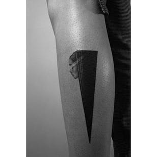 Tatuaje de puntillismo de Pawel Indulski.  #PawelIndulski #puntillismo #trabajo de puntos #geométrico #espacio negativo #mujer