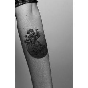 Tatuaje de puntillismo de Pawel Indulski.  #PawelIndulski #puntillismo #trabajo de puntos #geométrico #espacio negativo