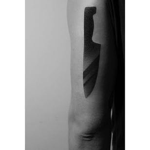 Tatuaje de puntillismo de Pawel Indulski.  #PawelIndulski #puntillismo #trabajo de puntos #geométrico #espacio negativo #cuchillo
