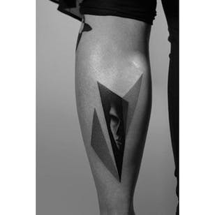 Tatuaje de puntillismo de Pawel Indulski.  #PawelIndulski #puntillismo #trabajo de puntos #geométrico #espacio negativo #retrato #sombra