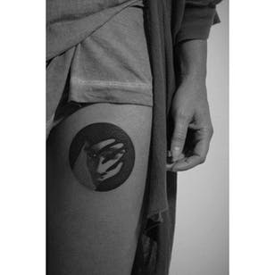 Tatuaje de puntillismo de Pawel Indulski.  #PawelIndulski #puntillismo #trabajo de puntos #geométrico #espacio negativo #retrato
