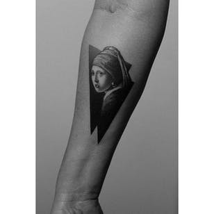 Tatuaje de puntillismo de Pawel Indulski.  #PawelIndulski #pointillism #dotwork #geometric #negativespace #girlwithapearearring #maling #fineart #johannesvermeer