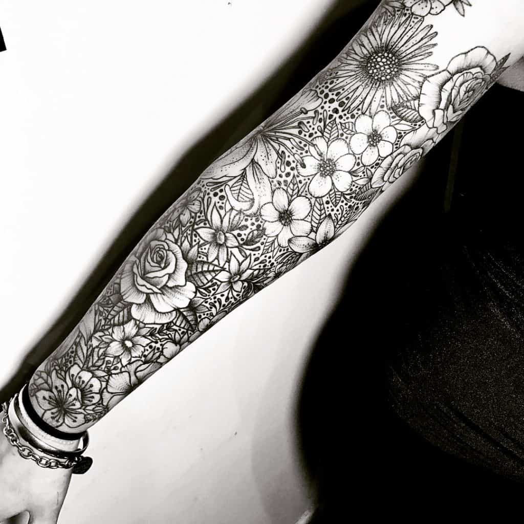 Tatuaje de manga floral negro y gris 2