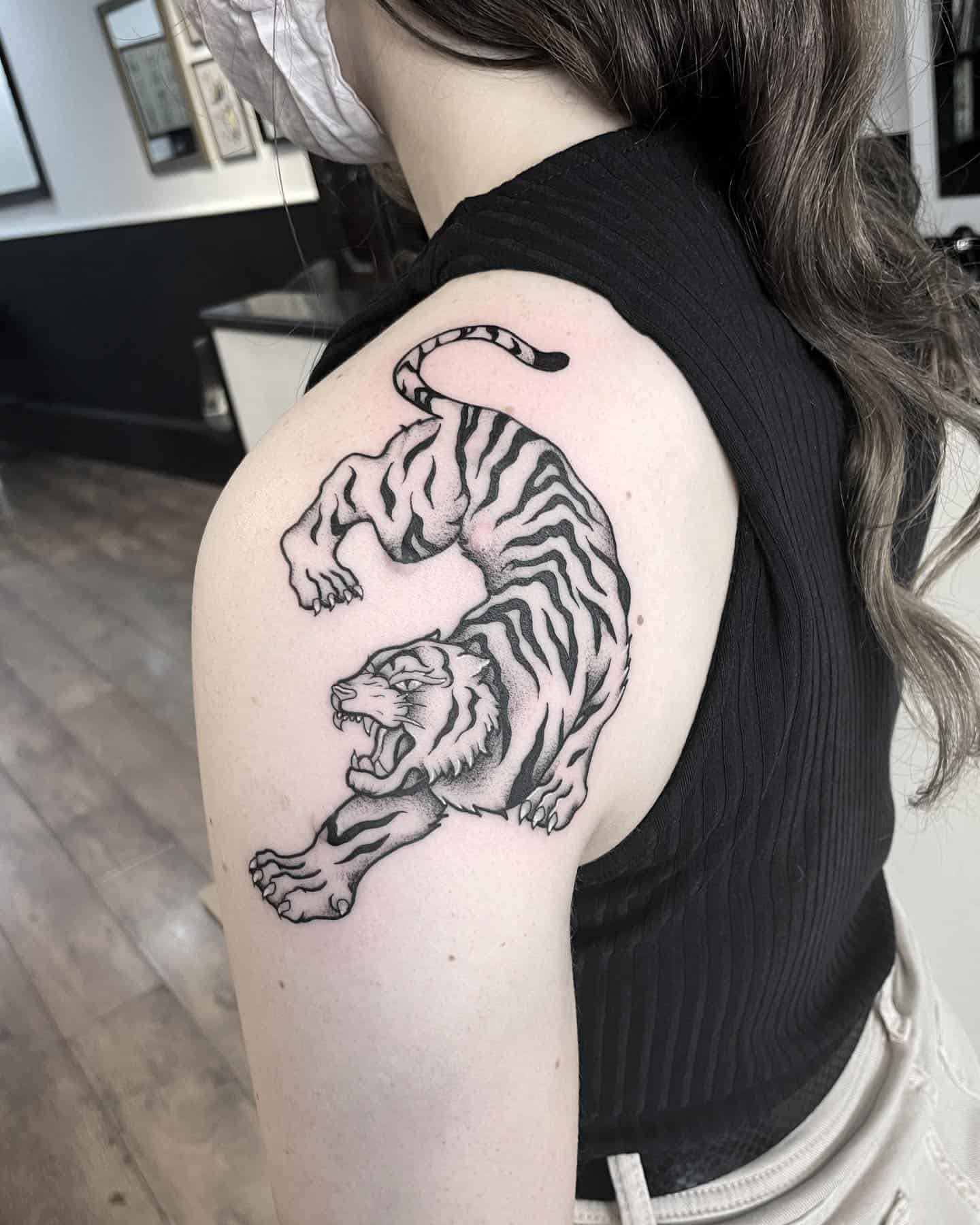 Tatuaje tradicional de tigre en el hombro