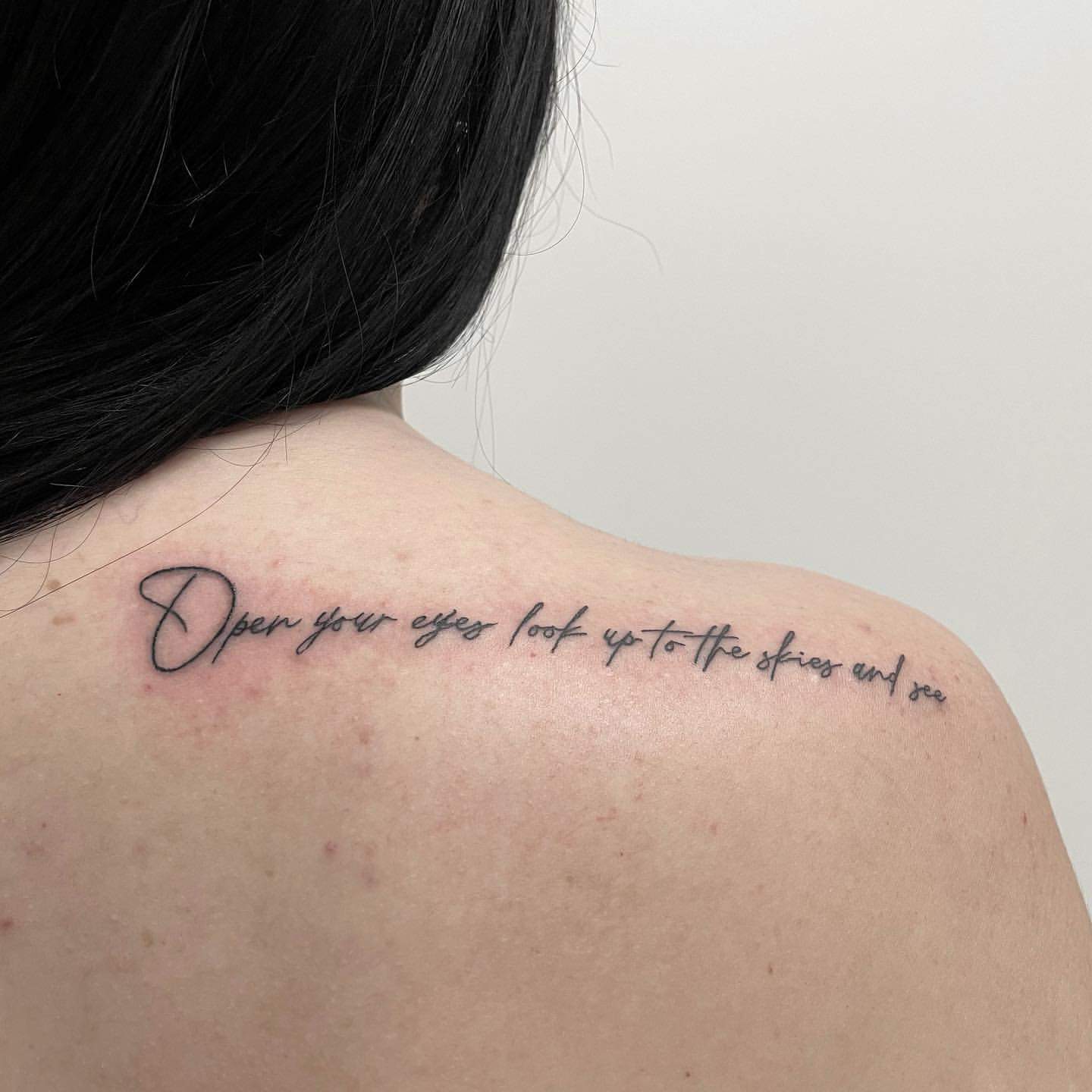 Tatuaje de una cita en el hombro