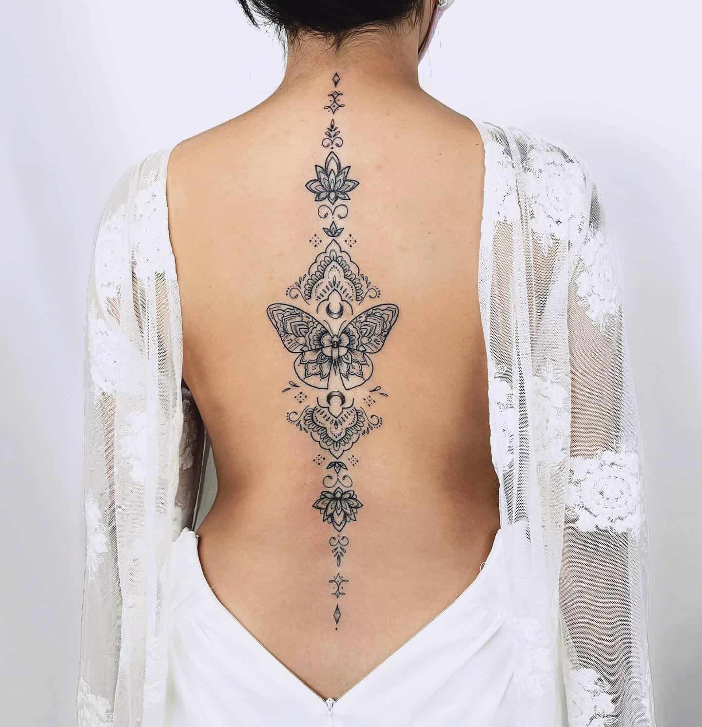 Tatuaje de columna vertebral estilo henna