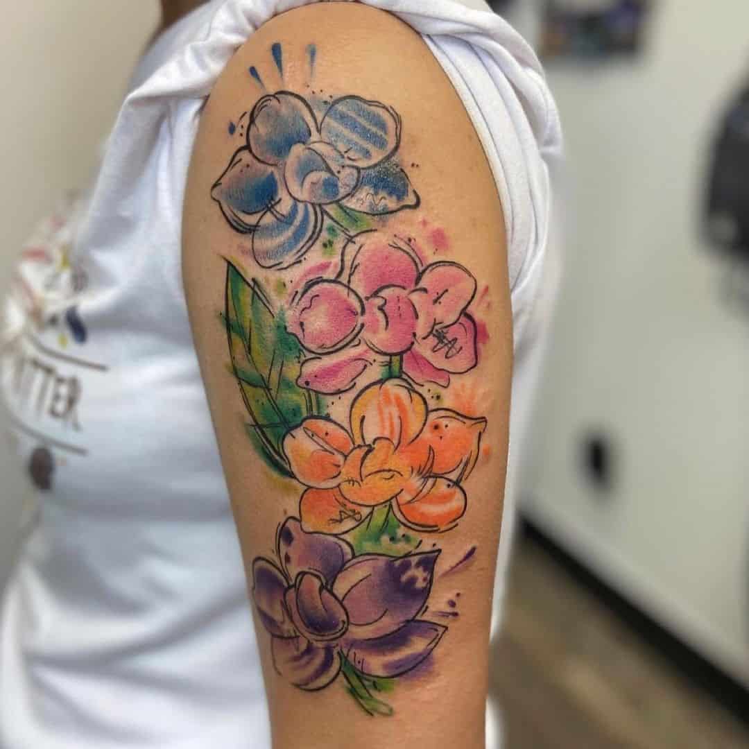 Tatuaje de una flor en acuarela