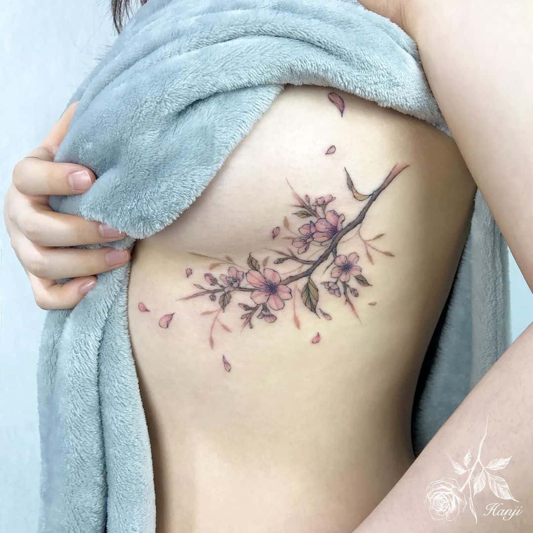 Diseño de tatuajes de sakura en el pecho