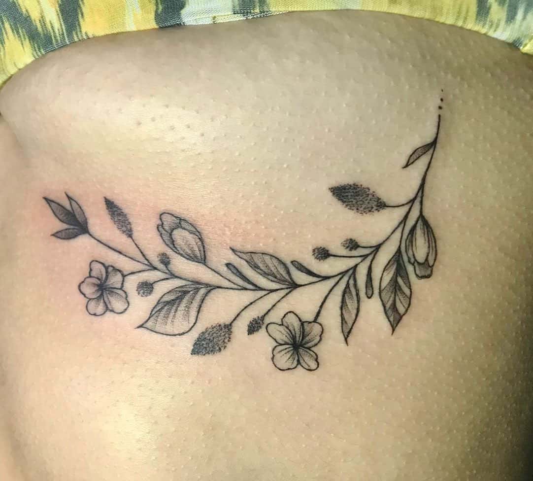 Tatuaje de un paréntesis de flores