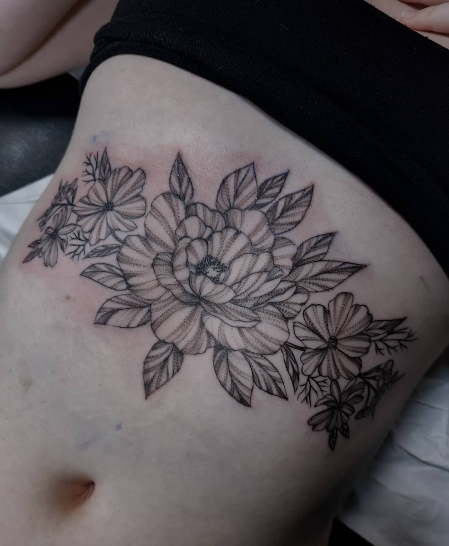 Idea de tatuaje floral en el esternón