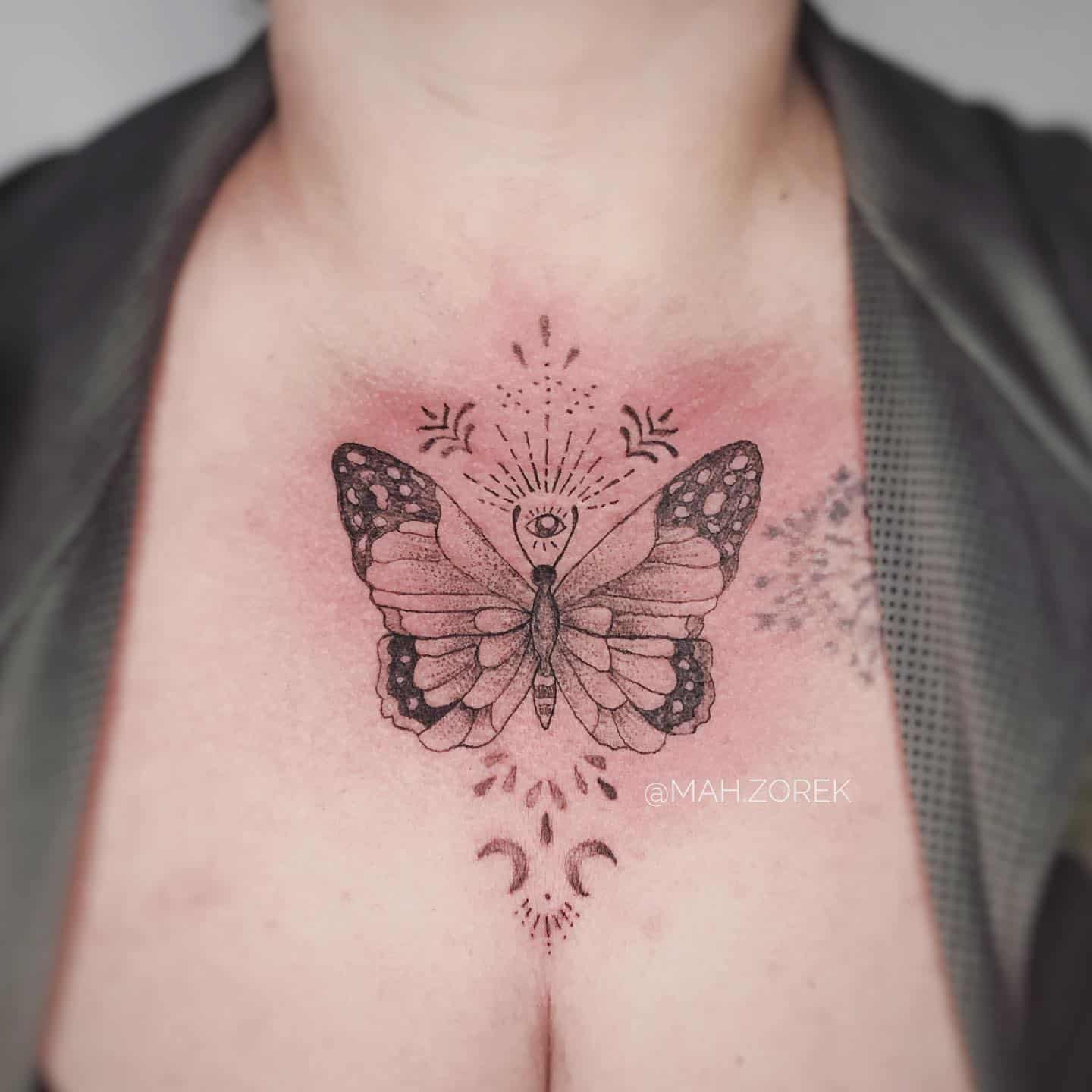 Idea de tatuaje de mariposa en la clavícula