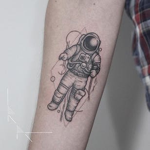 Tatuaje de un astronauta de Raich Ainsworth.  # astronauta #espacio #geométrico