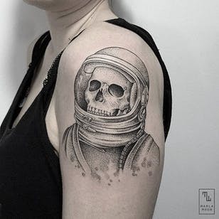 Tatuaje de astronauta de Marla Moon.  #MarlaMoon # puntillismo # trabajo de puntos # astronauta #espacio
