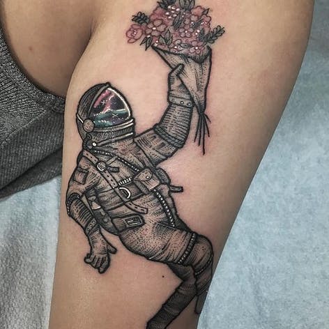 Tatuaje de un astronauta de Kyle Stacher.  # astronauta #espacio #trippy # bouquet