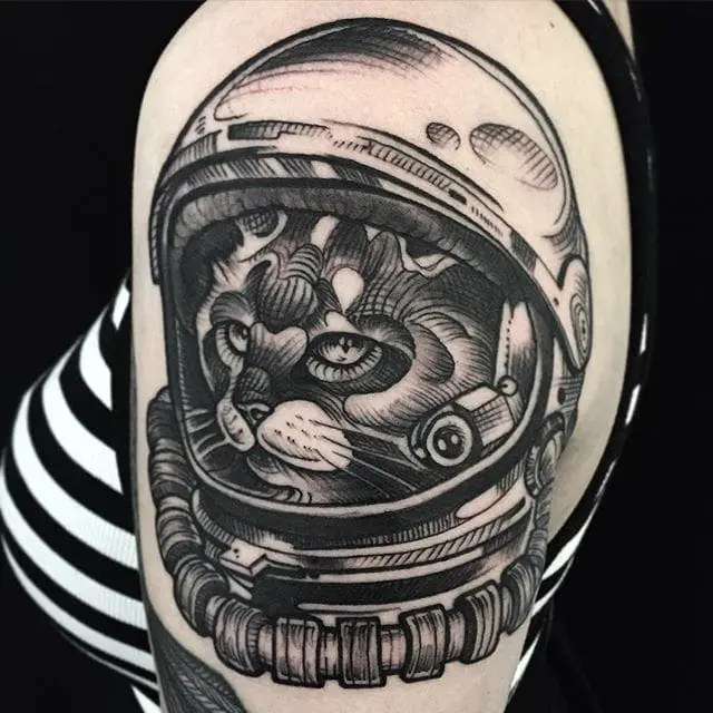 Tatuaje de un astronauta de Phil Kaulen.  # astronauta #espacio #blackwork # gato