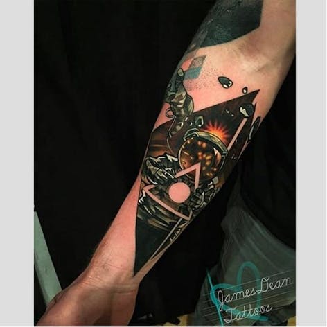 Tatuaje de un astronauta de James Dean.  # astronauta #espacio #geométrico