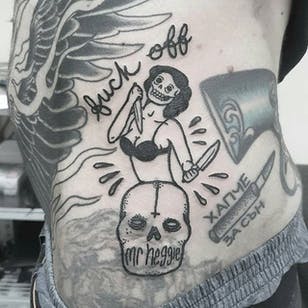 Tatuaje pin-up del Sr.  Heggie.  #MrHeggie #blackwork #uk # british #alternative #modern #pinup #skull