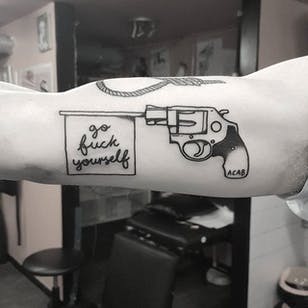 Tatuaje de pistola del Sr.  Heggie.  #MrHeggie #blackwork #uk # british #alternative #modern #pistle #clothes #pistol