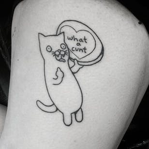 Tatuaje de gato del Sr.  Heggie.  #MrHeggie #blackwork #uk # british #alternative #contemporary #funny #cat