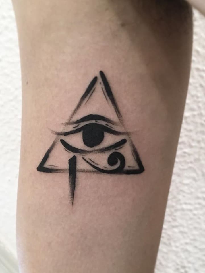 Pirámide con tatuaje del ojo de Horus