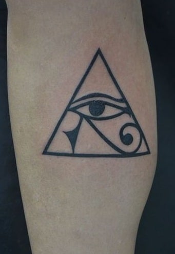 Pirámide con tatuaje del ojo de Horus
