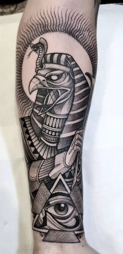 Tatuaje de halcón y ojo de horus