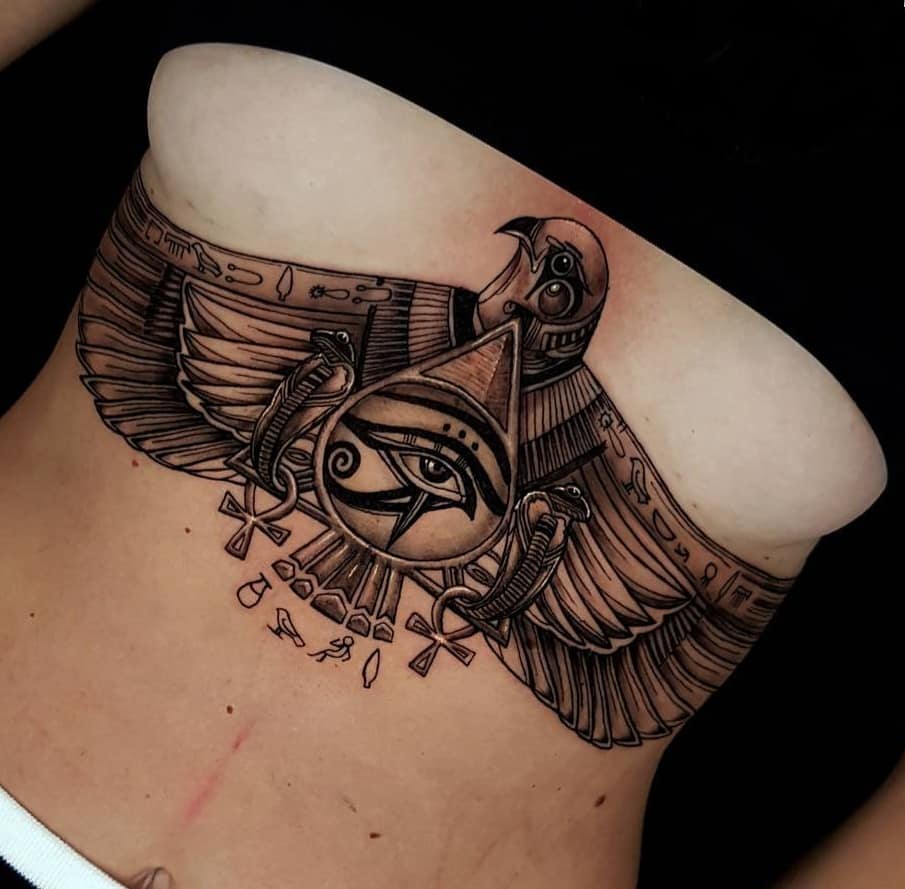Tatuaje de halcón y ojo de horus