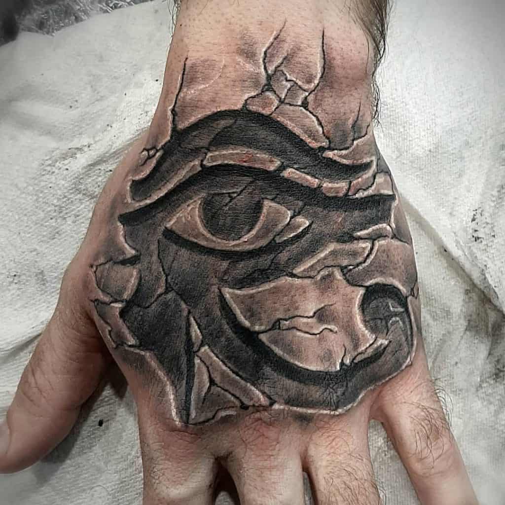 Tatuaje del ojo de Horus en la mano