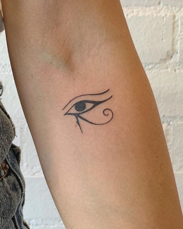 Pequeño tatuaje del ojo de Horus
